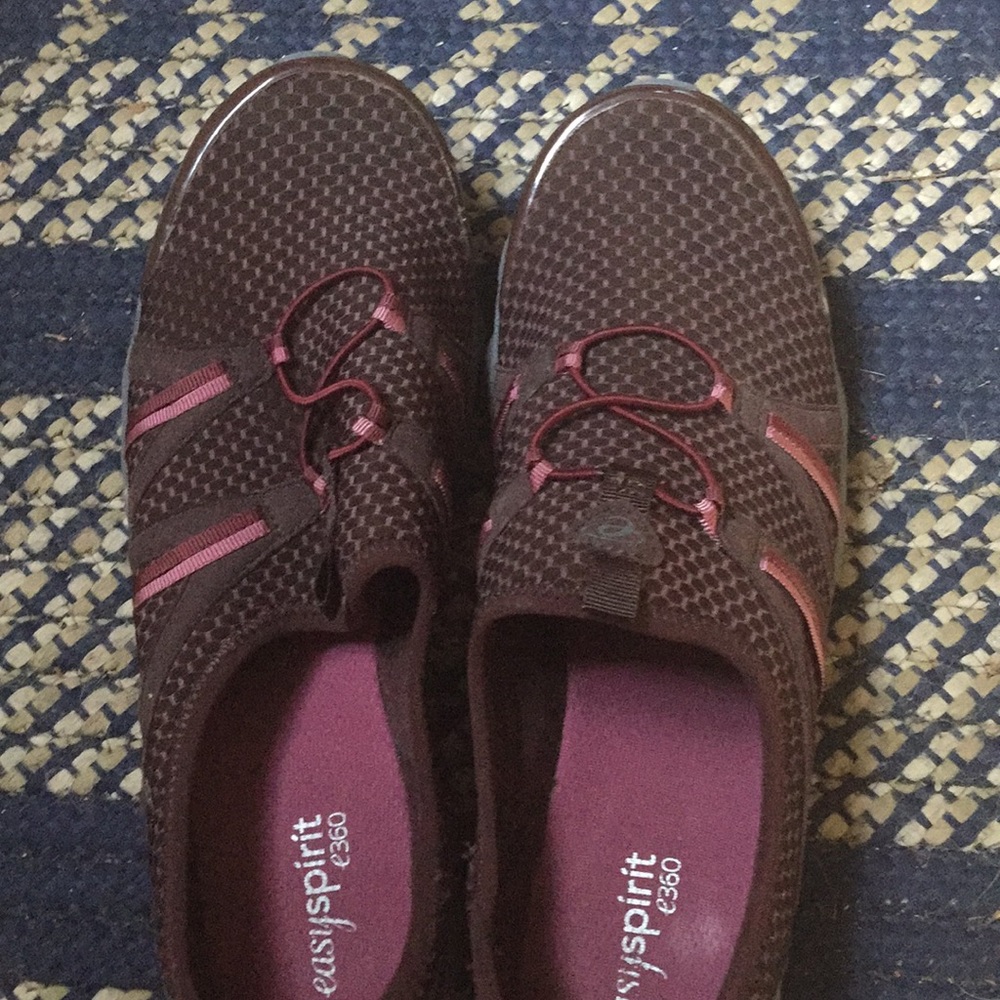 Like new gym shoes. Worn just a couple time.
